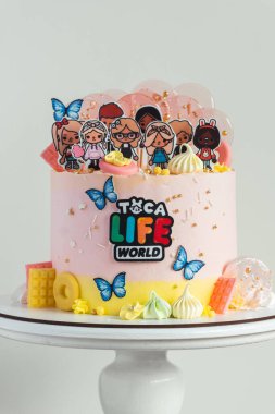 KYIV, UKRAINE - Nisan 01: Toca Life video oyununun küçük bir hayranı için doğum günü pastası. Beyaz arka plandaki bir kız için pembe pasta.
