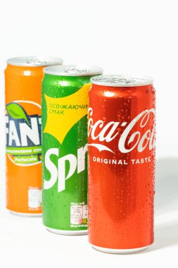 KYIV, UKRAINE - 12 Mayıs: Beyaz arka planda klasik Coca-Cola, Sprite ve Fanta kutularını yakın çekim. Coca-Cola şirketinin popüler ürünleri. Soğuk içecek reklamı konsepti