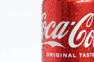 KYIV, UKRAINE - 12 Mayıs: Beyaz zemin üzerinde klasik Coca-Cola kırmızı kutu yakın çekim. Coca-Cola şirketinin reklamının popüler ürünü. Soğuk içecek konsepti