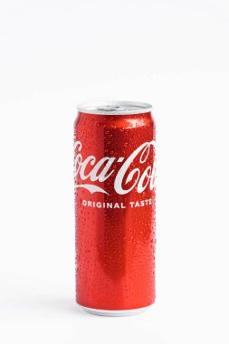 KYIV, UKRAINE - 12 Mayıs: Beyaz zemin üzerinde klasik Coca-Cola kırmızı kutu yakın çekim. Coca-Cola şirketinin reklamının popüler ürünü. Soğuk içecek konsepti