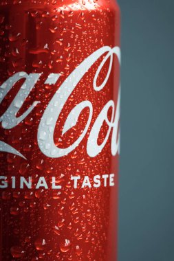 KYIV, UKRAINE - 09 Mayıs - Gri arkaplanda klasik Coca-Cola kırmızı kutu Macro shot. Coca-Cola şirketinin en popüler ürünü. Soğuk içecek konsepti