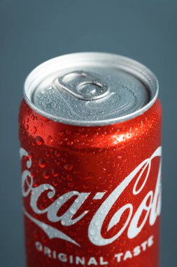 KYIV, UKRAINE - 09 Mayıs: Gri arkaplanda klasik Coca-Cola kırmızı kutusunu yakın çekim. Coca-Cola şirketinin en popüler ürünü. Soğuk içecek konsepti