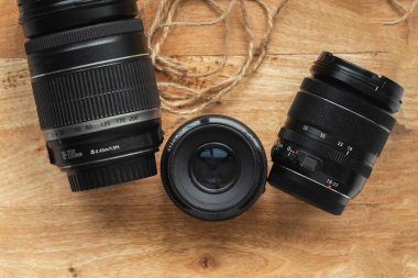 Ahşap arka planda profesyonel kamera lensleri. Düz yatıyordu. Fotoğraf ya da video yapımcısı reklamı için model