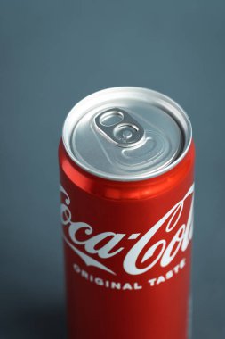KYIV, UKRAINE - 09 Mayıs: Gri arkaplanda klasik Coca-Cola kırmızı kutusunu yakın çekim. Coca-Cola şirketinin en popüler ürünü. Soğuk içecek konsepti