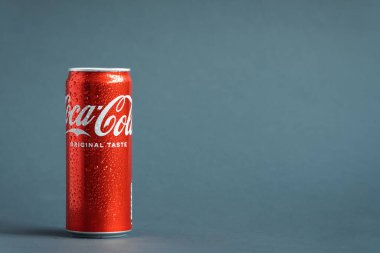KYIV, UKRAINE - 09 Mayıs: Gri arkaplanda klasik Coca-Cola kırmızı kutusunu yakın çekim. Coca-Cola şirketinin en popüler ürünü. Soğuk içecek konsepti