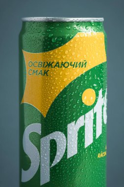 KYIV, UKRAINE - 09 Mayıs: Gri arkaplanda klasik Sprite yeşil kutusunu yakın çekim. Coca-Cola şirketinin popüler ürünü. Soğuk içecek konsepti