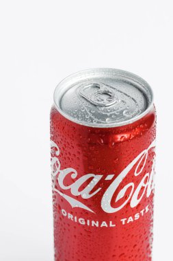 KYIV, UKRAINE - 12 Mayıs: Beyaz zemin üzerinde klasik Coca-Cola kırmızı kutu yakın çekim. Coca-Cola şirketinin reklamının popüler ürünü. Soğuk içecek konsepti