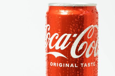 KYIV, UKRAINE - 12 Mayıs: Beyaz zemin üzerinde klasik Coca-Cola kırmızı kutu yakın çekim. Coca-Cola şirketinin reklamının popüler ürünü. Soğuk içecek konsepti