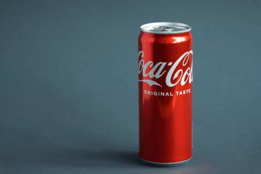 KYIV, UKRAINE - 09 Mayıs: Gri arkaplanda klasik Coca-Cola kırmızı kutusunu yakın çekim. Coca-Cola şirketinin en popüler ürünü. Soğuk içecek konsepti
