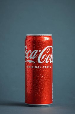 KYIV, UKRAINE - 09 Mayıs: Gri arkaplanda klasik Coca-Cola kırmızı kutusunu yakın çekim. Coca-Cola şirketinin en popüler ürünü. Soğuk içecek konsepti