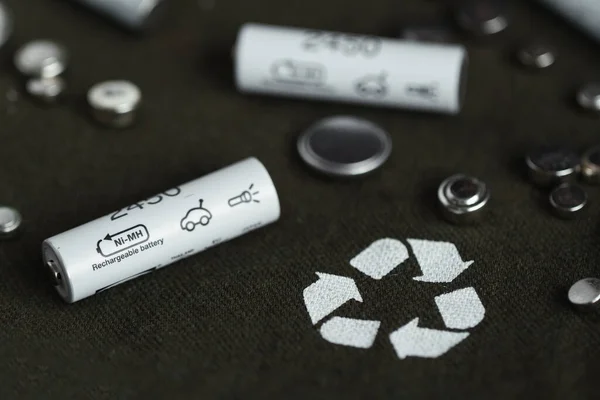 Flat Lay Com Baterias Alcalinas Sobre Fundo Verde Escuro Reciclagem — Fotografia de Stock