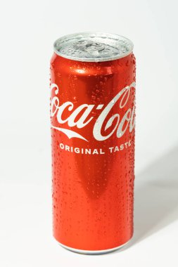 KYIV, UKRAINE - 12 Mayıs: Beyaz zemin üzerinde klasik Coca-Cola kırmızı kutu yakın çekim. Coca-Cola şirketinin reklamının popüler ürünü. Soğuk içecek konsepti