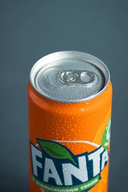 KYIV, UKRAINE - 09 Mayıs: Gri arkaplanda klasik Fanta turuncu kutusunu yakın çekim. Coca-Cola şirketinin popüler ürünü. Soğuk içecek konsepti