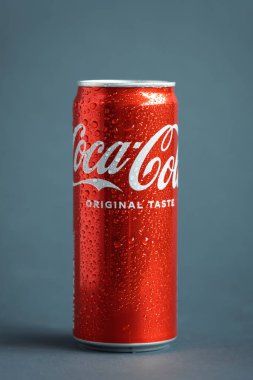 KYIV, UKRAINE - 09 Mayıs: Gri arkaplanda klasik Coca-Cola kırmızı kutusunu yakın çekim. Coca-Cola şirketinin en popüler ürünü. Soğuk içecek konsepti