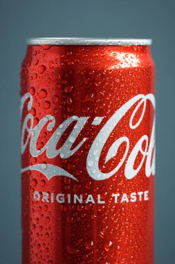 KYIV, UKRAINE - 09 Mayıs: Gri arkaplanda klasik Coca-Cola kırmızı kutusunu yakın çekim. Coca-Cola şirketinin en popüler ürünü. Soğuk içecek konsepti