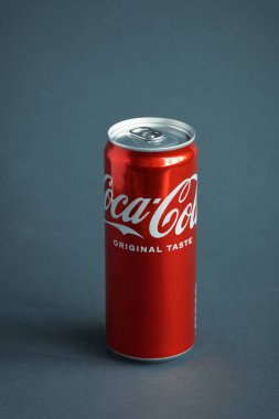 KYIV, UKRAINE - 09 Mayıs: Gri arkaplanda klasik Coca-Cola kırmızı kutusunu yakın çekim. Coca-Cola şirketinin en popüler ürünü. Soğuk içecek konsepti