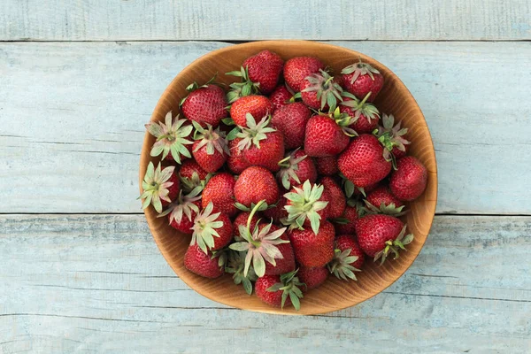 Top View Wooden Bowl Full Freshly Picked Ripe Red Strawberries — Stock Photo, Image