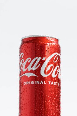 KYIV, UKRAINE - 12 Mayıs: Beyaz zemin üzerinde klasik Coca-Cola kırmızı kutu yakın çekim. Coca-Cola şirketinin reklamının popüler ürünü. Soğuk içecek konsepti