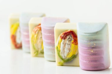 Ev yapımı çikolatalı bonbonlar. Mermer kaplamalı el boyası şekerler. Fotokopi alanı olan bir model. Beyaz arkaplanda çikolatalı ürünlerin makro görüntüsü