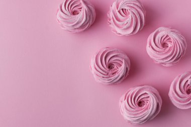 Pembe böğürtlen ev yapımı marşmelov. Kırmızı frenk üzümlü, pembe pastel arka planda Zefir tatlısı. Düz yatıyordu