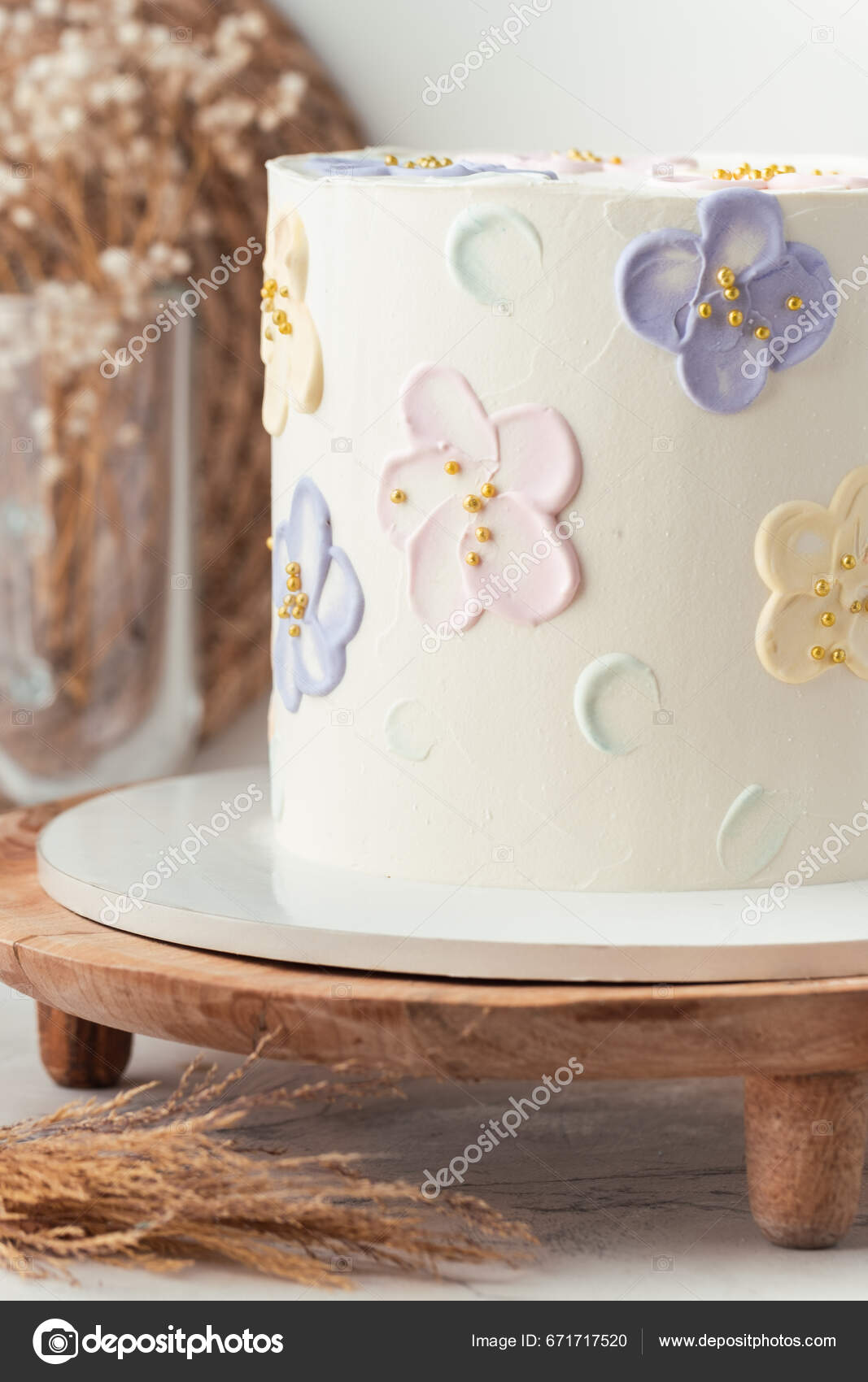 Bolo de aniversário simples feminino branco coberto com manteiga