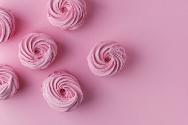 Pembe böğürtlen ev yapımı marşmelov. Kırmızı frenk üzümlü, pembe pastel arka planda Zefir tatlısı. Düz yatıyordu