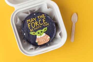 Kyiv, Ukrayna - 21 Temmuz - Yıldız Savaşları krem peynirli bento keki, üzerine de yenilebilir krema Master Yoda silueti ve 