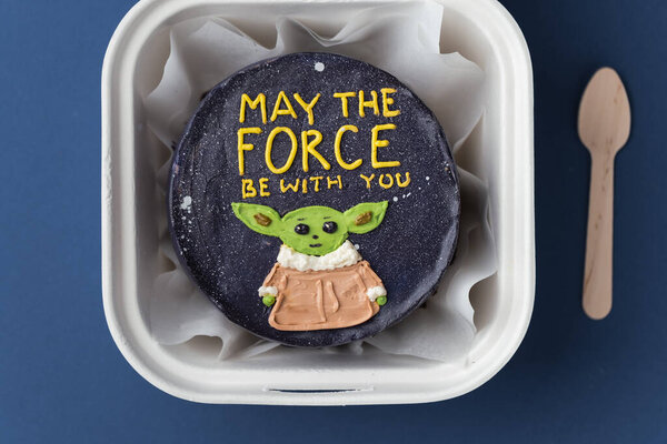 Киев, Украина - 21 июля: Пирог "Звездные войны" с глазурью из черного сливочного сыра, украшенный съедобным кремом "Мастер Йода" и текстом "Да пребудет с тобой сила". Темно-синий фон