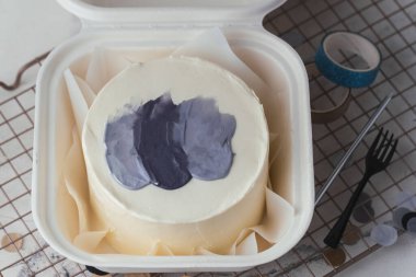 Beyaz hediye kutusunda küçük bir bento keki. Mesajlaşmak için boş yeri var. Bir kişinin doğum günü pastası