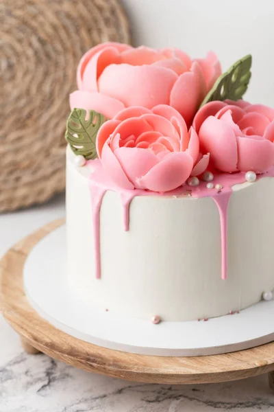 Verjaardagstaart Met Witte Roomkaas Glazuur Versierd Met Roze Chocoladebloemen Houten — Stockfoto