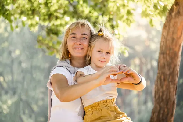 Glad Blond Kaukasisk Mamma Med Sin Lilla Dotter Leende Utomhus — Stockfoto