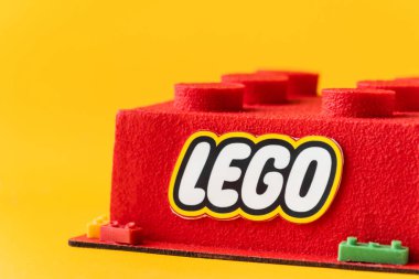 KYIV, UKRAINE - 11 Ekim: Sarı arka planda çikolata kadife kaplamalı kırmızı lego tuğlası şeklinde doğum günü pastası.