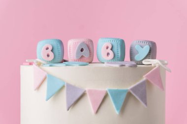 Beyaz çikolatalı bebek partisi pastası. Gelecek çocuğun cinsiyetini tahmin et. Kek ister erkek ister kadın. Doğmamış bebeğin cinsiyetini ortaya çıkar. Mavi ya da pembe pandispanya. Pembe arkaplan