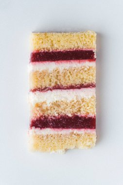 Beyaz arka planda krem peynir ve kırmızı böğürtlenli sünger katmanlı kek var. Pasta menüsü için maket