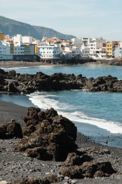 Siyah kumları ve siyah volkanik kayaları olan güzel bir sahil. Okyanus yakınlarındaki tropik tatil köyü manzarası. Playa Jardin, Puerto de la Cruz, Tenerife, İspanya