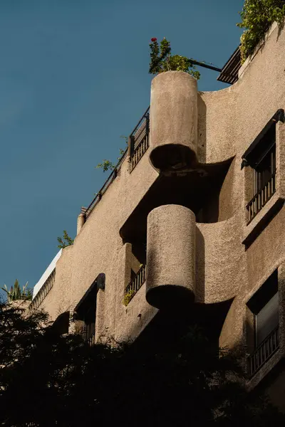 Facciata Marrone Vecchio Edificio Con Balconi Arrotondati Paese Tropicale Contro Immagine Stock