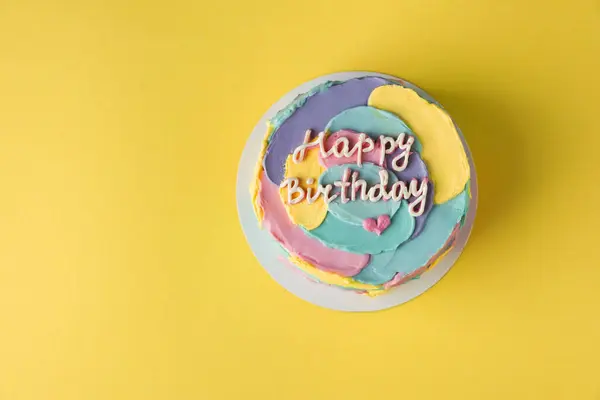 Posa Piatta Torta Compleanno Con Colorate Sbavature Crema Formaggio Testo Foto Stock Royalty Free