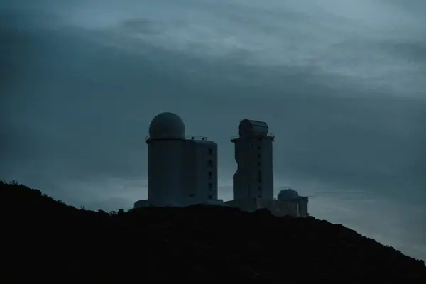 Silhouette Osservatorio Astronomico Situato Alto Sulle Montagne Delle Isole Canarie Immagini Stock Royalty Free