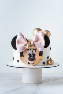 KYIV, UKRAINE - 26 Şubat: Minnie - Mickey Mouse 'un tatlı bir pastadaki kız arkadaşı biblosu. Disney karakteri Minnie 'nin pembe kurdeleli küçük bir kız için doğum günü pastası..