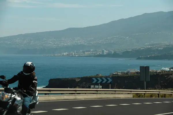 Krásná Scenérie Přímořské Cesty Velkými Horami Pozadí Motorkář Dálnici Moře Royalty Free Stock Obrázky