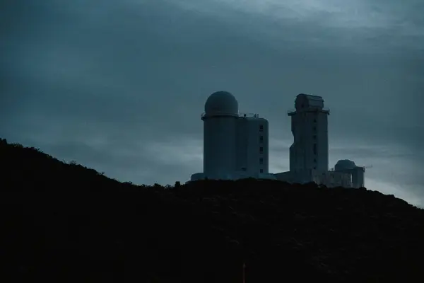 Silueta Astronomické Observatoře Umístěné Vysoko Horách Kanárských Ostrovech Španělsku Stock Obrázky