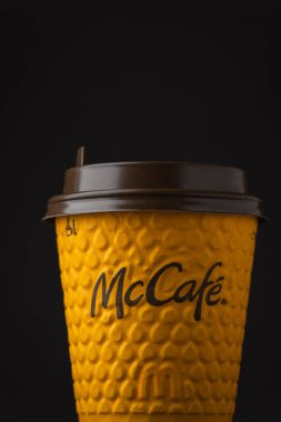 KYIV, UKRAINE - Ocak 06: Popüler bir fast food restoranında sarı McDonald 's kağıt bardakta kahve yakın çekim. McDonalds 'dan McCafe kahve fincanı, siyah arka planda.