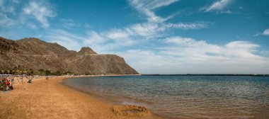 Tenerife, Kanarya Adaları, İspanya 'daki Las Teresitas plajının muhteşem manzarası. Sıcak yaz boyunca, sarı kumlu ve mavi okyanuslu deniz tatili