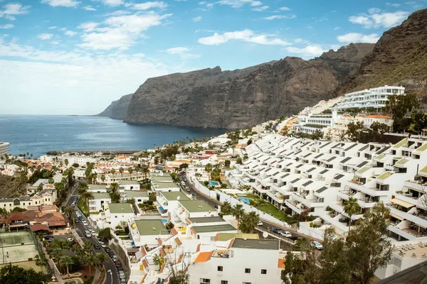 Los Gigantes kayalıklarında Puerto de Santiago 'dan lüks dairelerin görüntüsü. Tenerife, Kanarya Adaları, İspanya