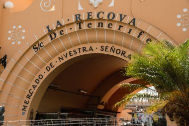 Santa Cruz de Tenerife, İspanya - 3 Şubat 2024: Mercado Belediyesi La Recova Afrika Pazarı Santa Cruz de Tenerife Kanarya Adaları