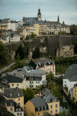 Lüksemburg 'un eski tarihi bölümünün panoramik görüntüsü. Alzette ve Petrus nehirlerinin arasındaki vadide bir şehir. Lüksemburg Büyük Dükalığı 'nın havadan görünüşü