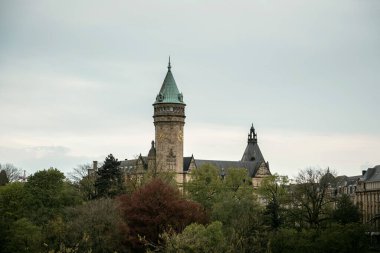Lüksemburg 'un başkenti Lüksemburg' un şehir merkezinde gün batımında Spuerkees Bank Saat Kulesi 'nin açık hava manzarası
