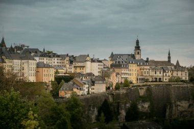 Lüksemburg 'un eski tarihi bölümünün panoramik görüntüsü. Alzette ve Petrus nehirlerinin arasındaki vadide bir şehir. Lüksemburg Büyük Dükalığı 'nın havadan görünüşü