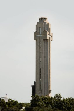 Santa Cruz, Tenerife İspanya 'daki Plaza de Espana' da haçlı bir anıt. Haç şeklinde dev bir bina.