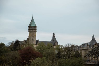 Lüksemburg 'un başkenti Lüksemburg' un şehir merkezinde gün batımında Spuerkees Bank Saat Kulesi 'nin açık hava manzarası